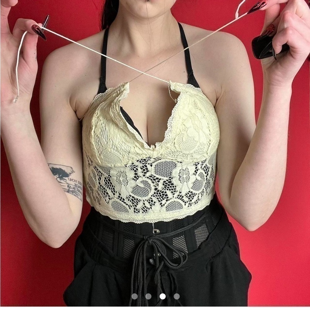 Cream lace bustier crop with string ties π€π€ββββββββββββββββββββββββββ - Picture 3 of 4